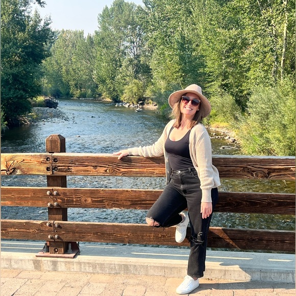 Meet your Posher, Laurel - Picture 1 of 1